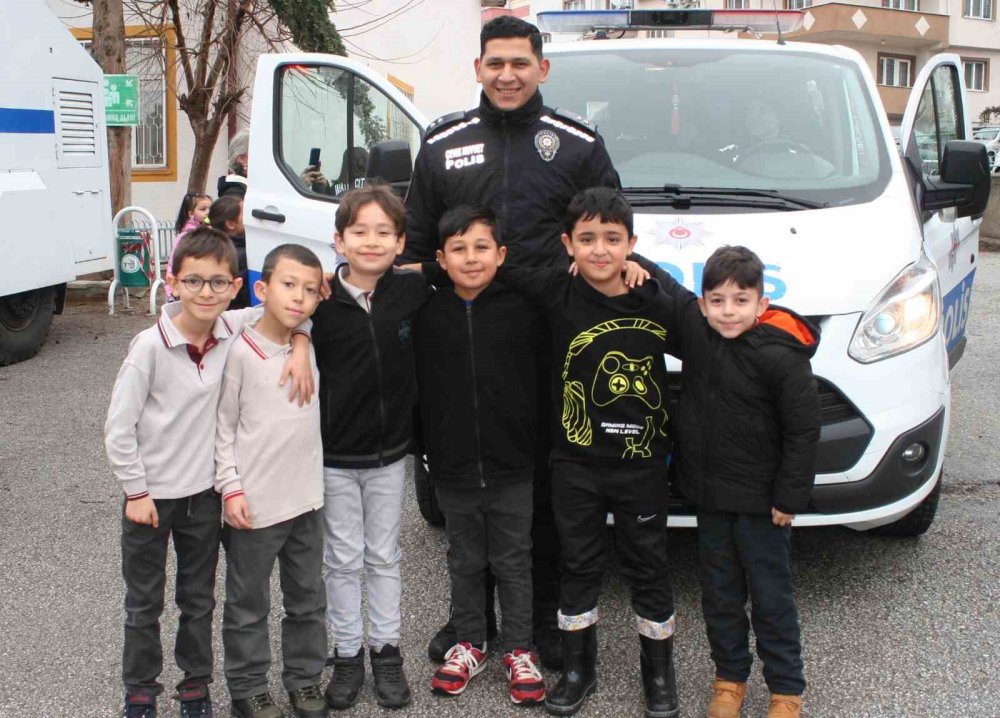 Öğrenciler, Polis Amcalarıyla Güzel Vakit Geçirdiler