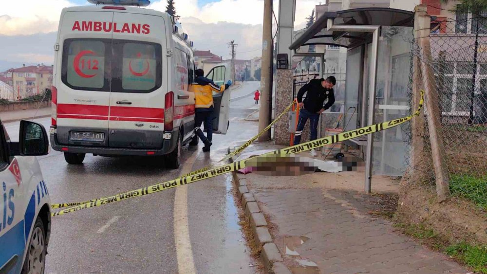 Yere Düşen Adam Hayatını Kaybetti, Cenazeyi Şemsiye İle Korudular