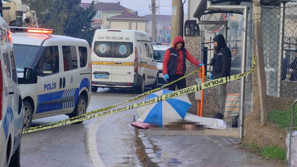 Yere Düşen Adam Hayatını Kaybetti, Cenazeyi Şemsiye İle Korudular