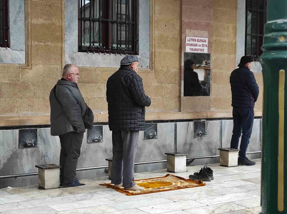 Şiddetli Yağmura Rağmen Safları Terk Etmediler