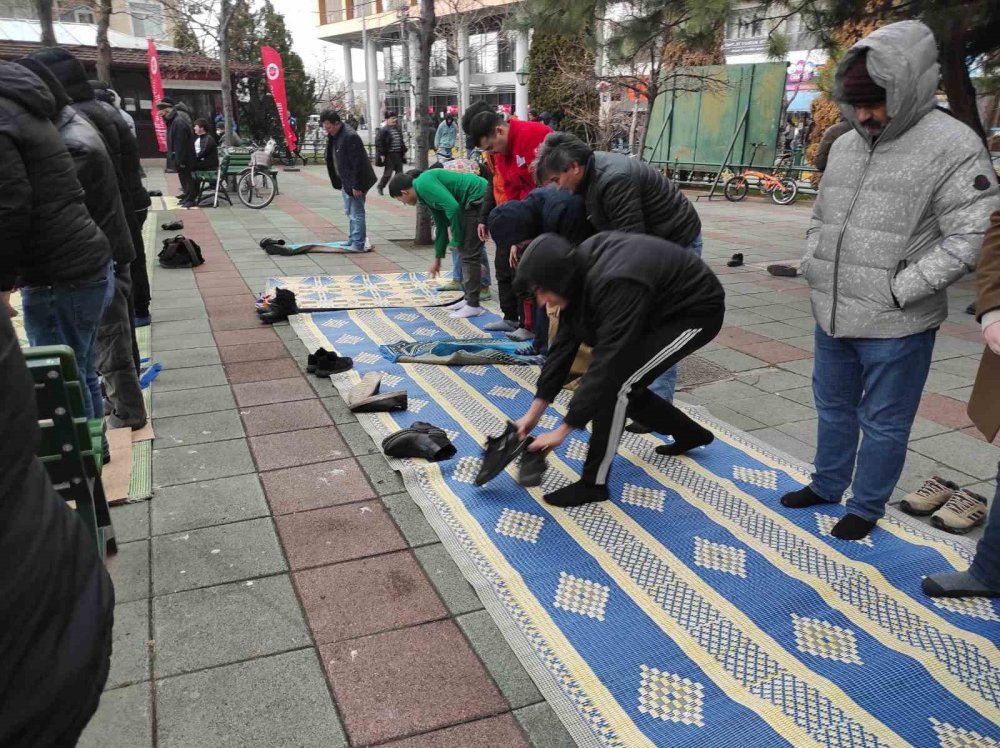 Şiddetli Yağmura Rağmen Safları Terk Etmediler