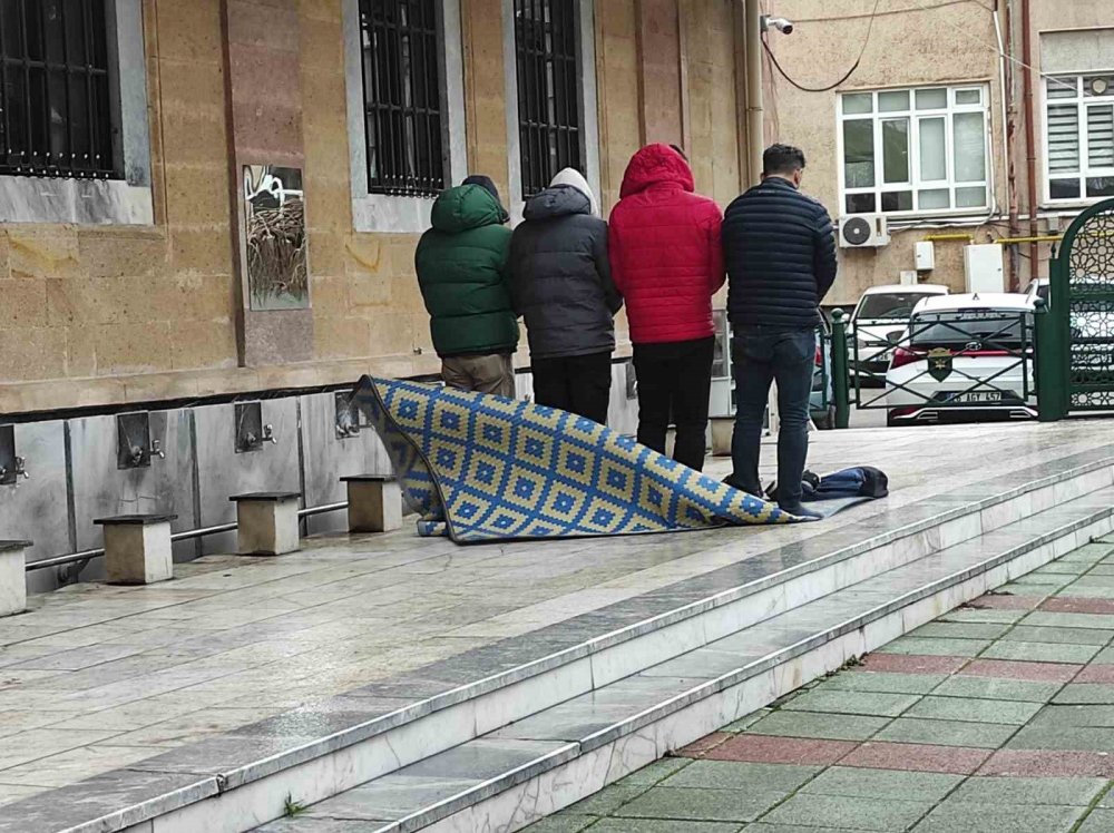 Şiddetli Yağmura Rağmen Safları Terk Etmediler