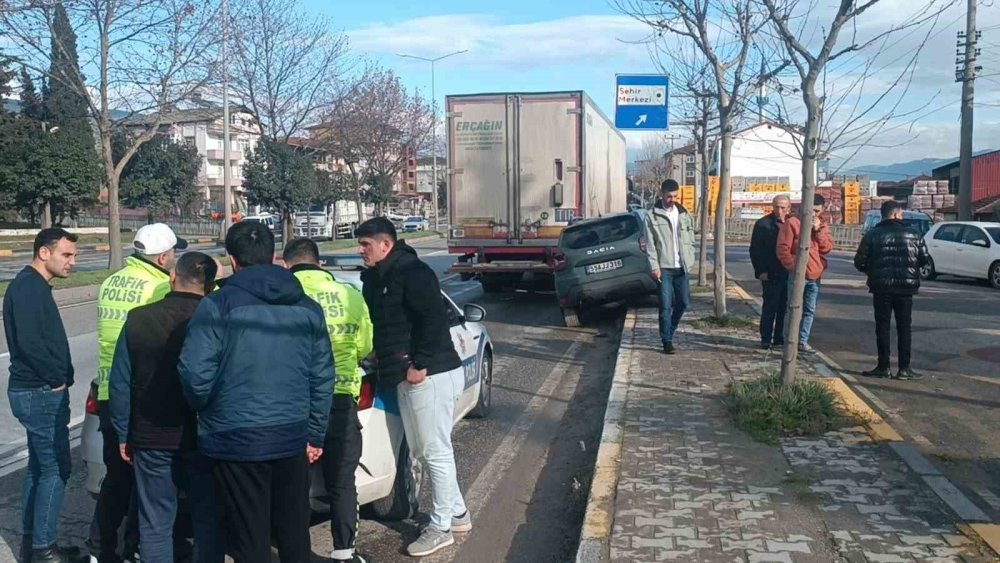 Tır, Otomobili 20 Metre Sürükledi