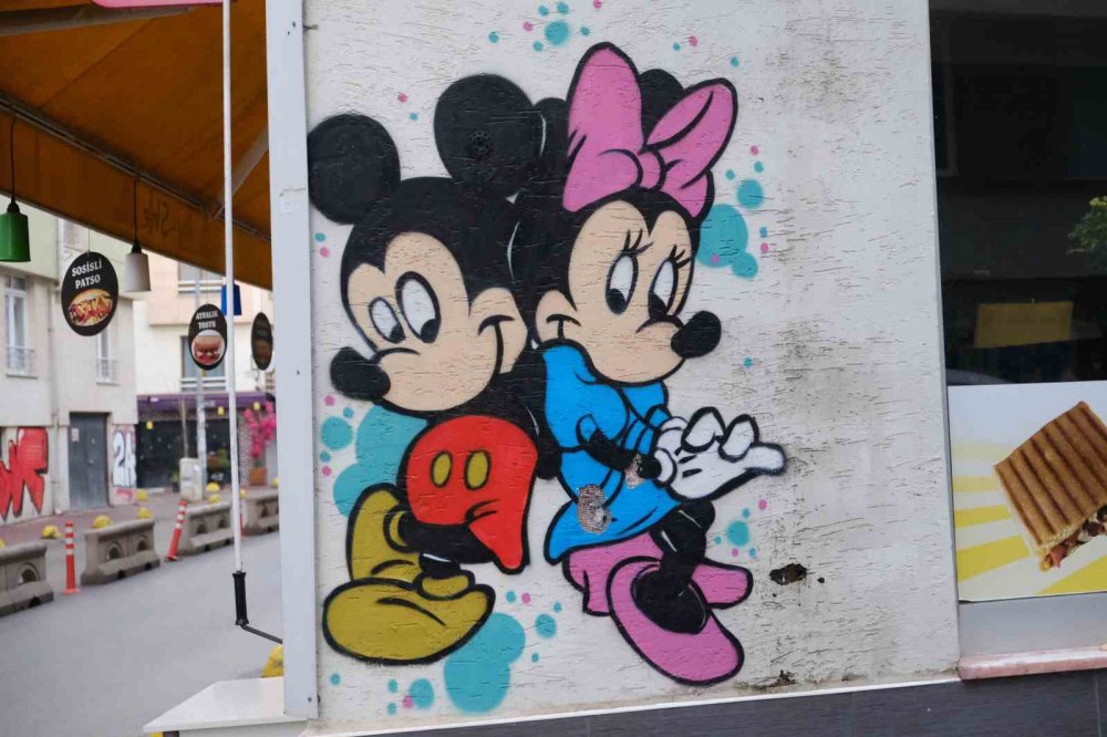 Duvarlara Çizilen Grafitiler Vatandaşın İlgisini Çekiyor