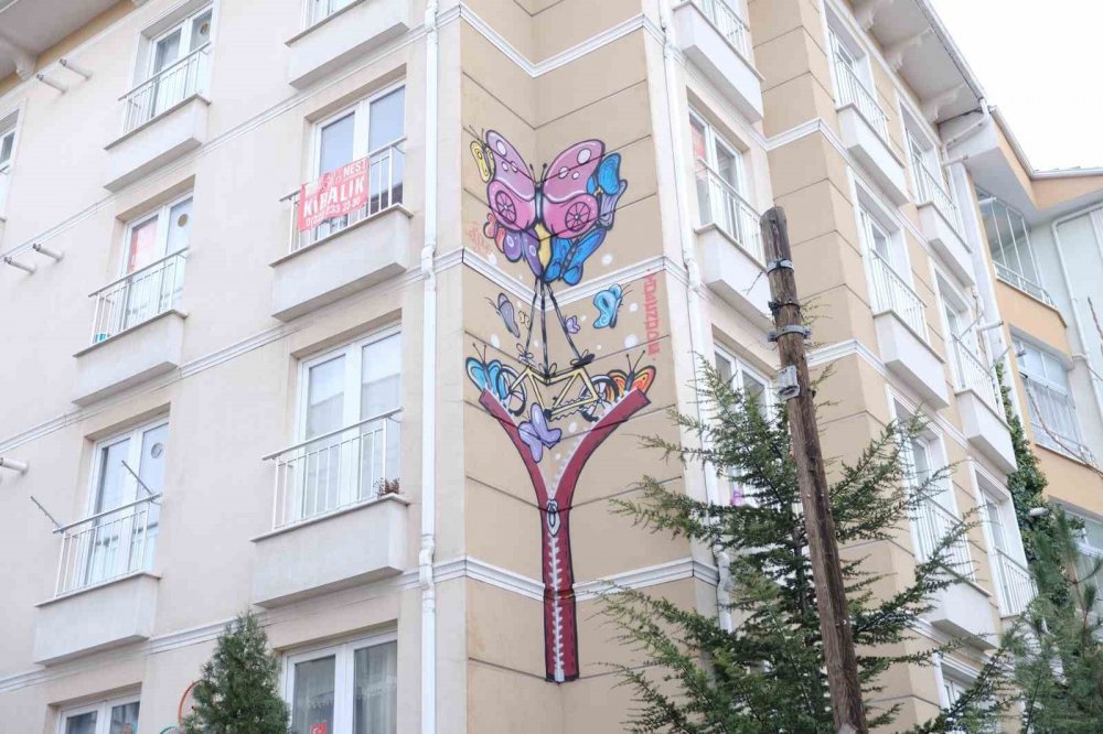 Duvarlara Çizilen Grafitiler Vatandaşın İlgisini Çekiyor