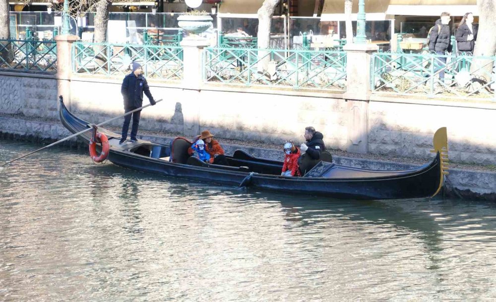 Soğuk Havanın Etkisinde Kalan Vatandaşlar Güzel Havayı Görünce Sokağa Döküldü