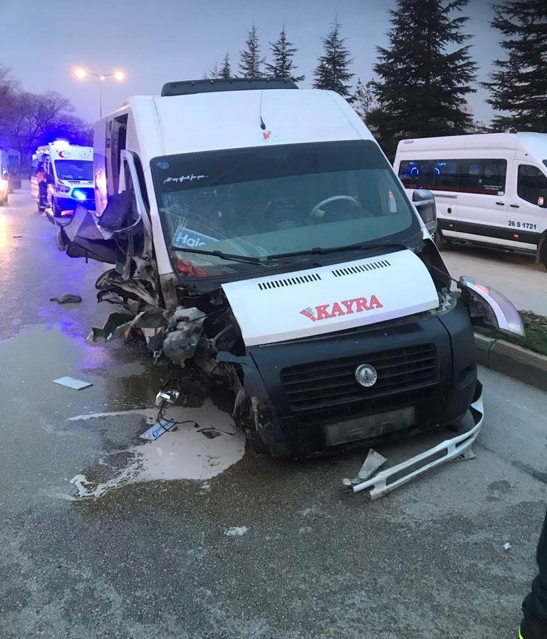 Viraja Hızlı Giren İşçi Servisi Ağaca Çarptı, 12 Kişi Yaralandı