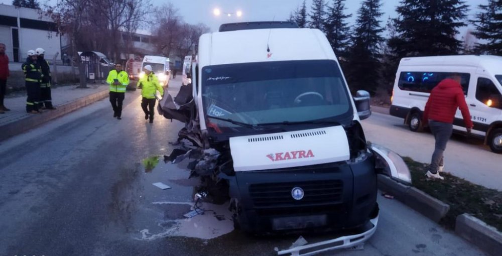 Viraja Hızlı Giren İşçi Servisi Ağaca Çarptı, 12 Kişi Yaralandı