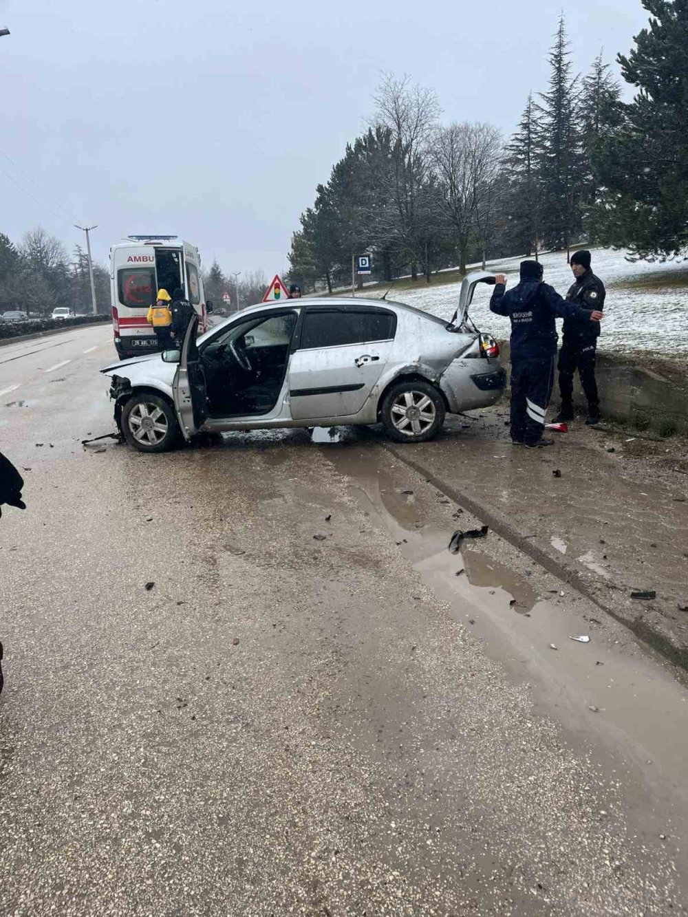 Yol Bozukluğundan Dolayı Kontrolden Çıkan Otomobilin Sürücüsü Yaralandı