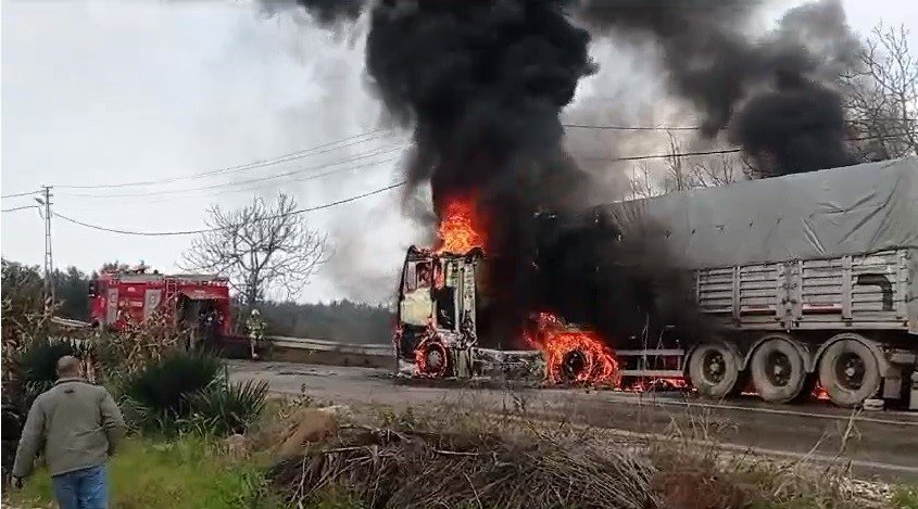 Yol Kenarına Bırakılan Tır Alev Topuna Döndü