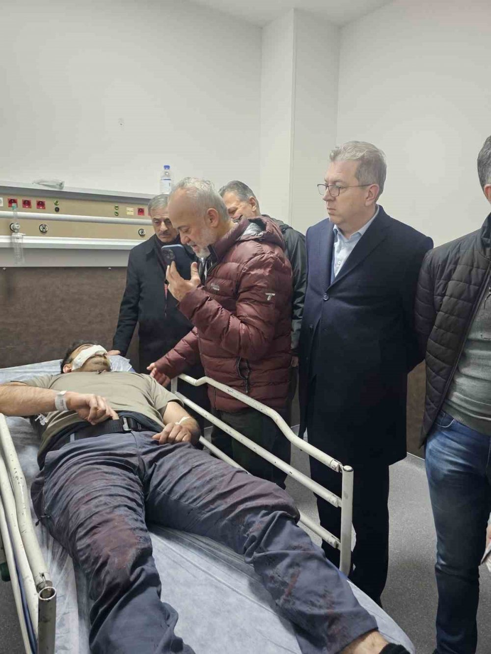 Otoyoldaki Feci Kazada Yaralanan Polis, Hastanede Ziyaret Edildi