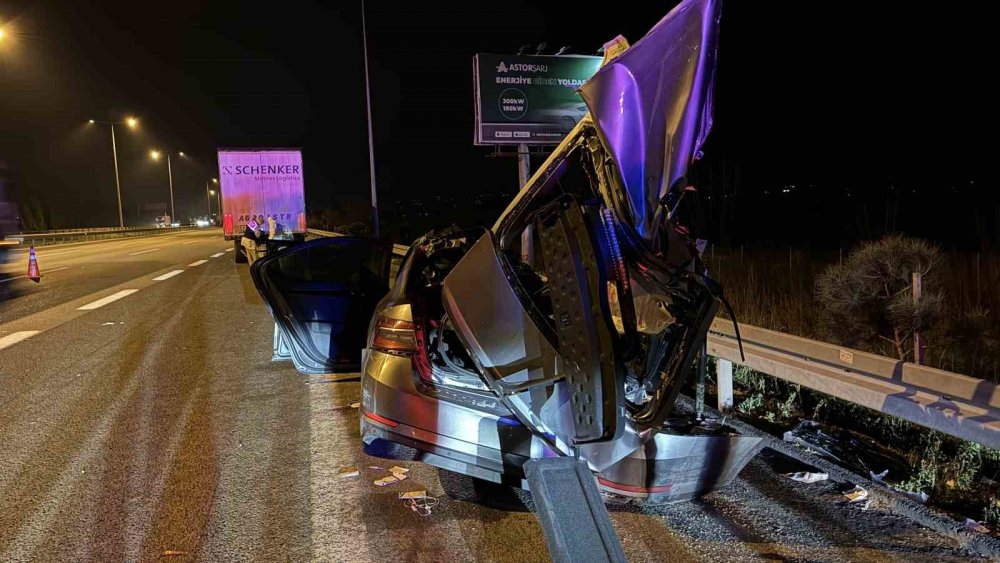 Polislerin İçinde Bulunduğu Otomobil Tıra Çarptı: 1 Ölü 2 Yaralı