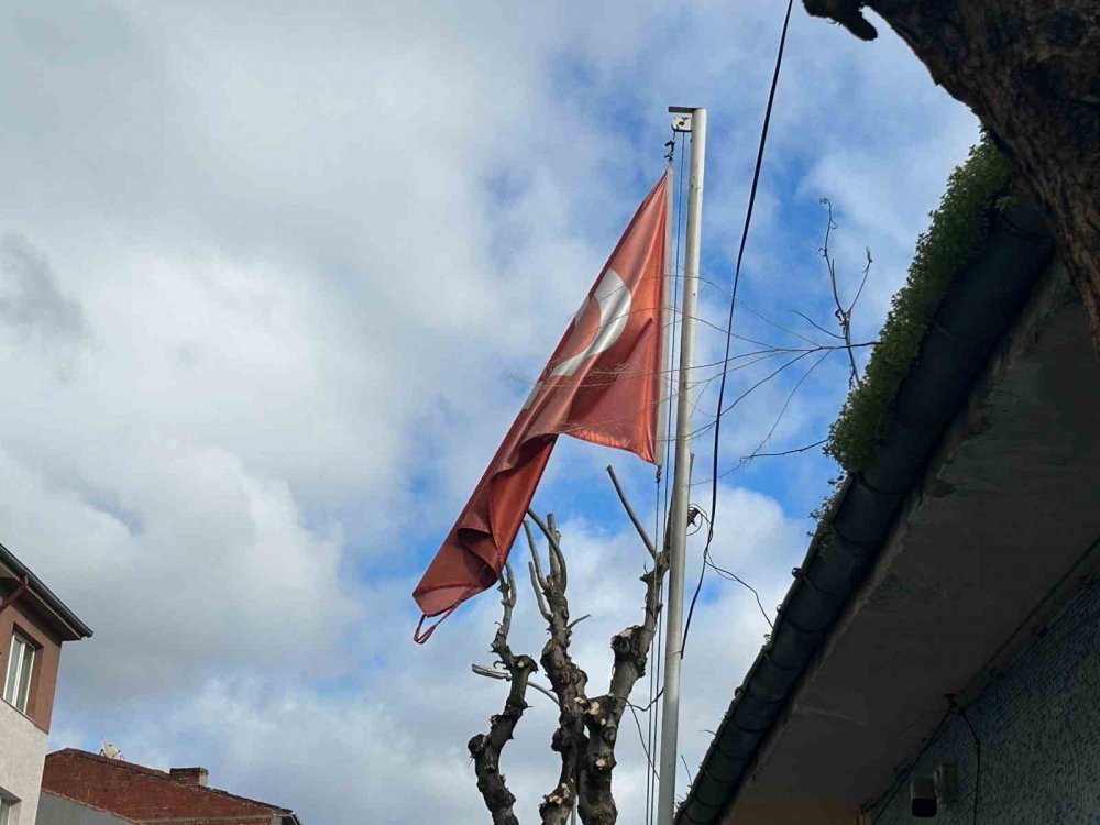 Bakımsız Türk Bayrağının Hali Tepkiye Sebep Oldu