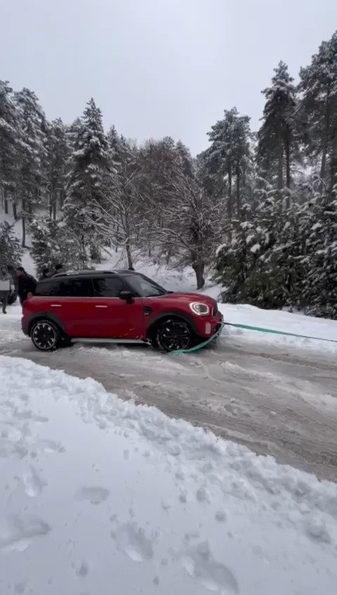 Uludağ Yolu Çarpışan Otomobil Pistine Döndü, Kimileri Mahsur Kaldı