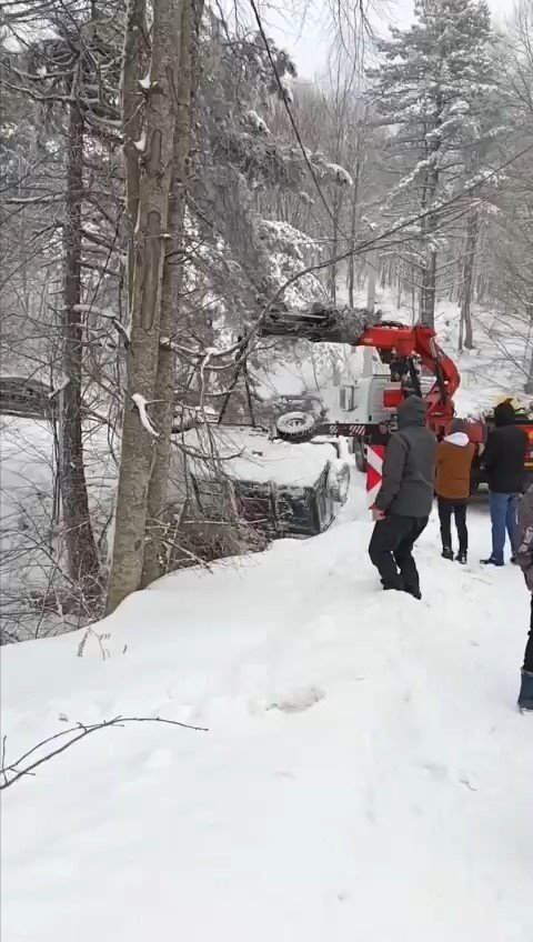 Uludağ Yolu Çarpışan Otomobil Pistine Döndü, Kimileri Mahsur Kaldı