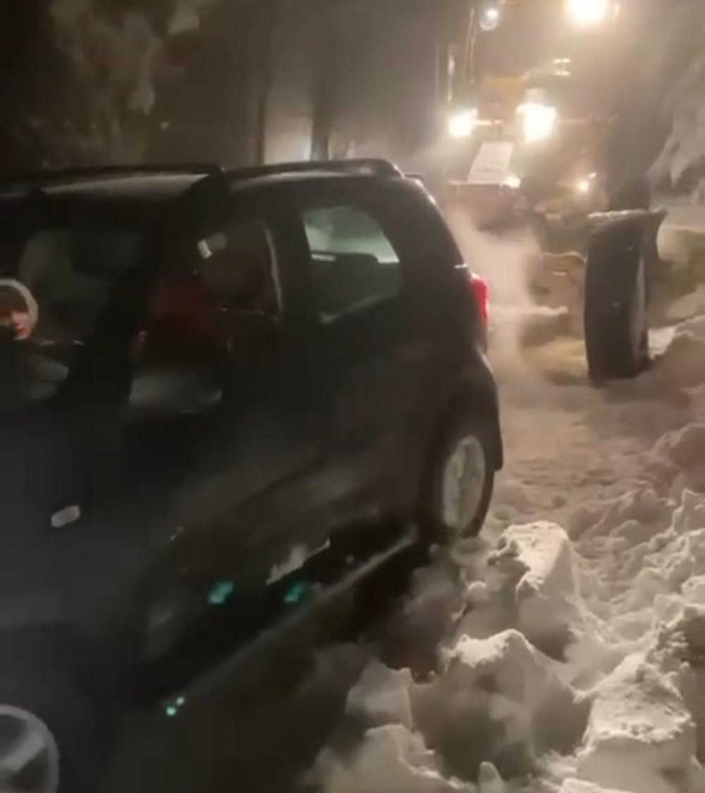 Uludağ Yolu Çarpışan Otomobil Pistine Döndü, Kimileri Mahsur Kaldı