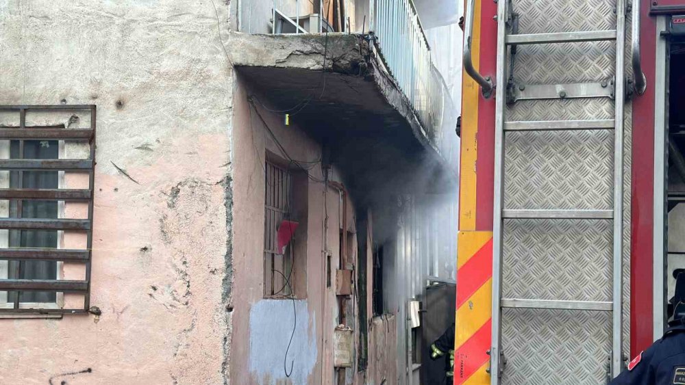 Yangında Can Pazarı... 2’si Çocuk 4 Kişi Son Anda Kurtarıldı