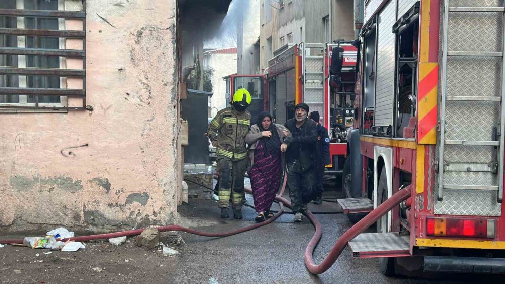 Yangında Can Pazarı... 2’si Çocuk 4 Kişi Son Anda Kurtarıldı