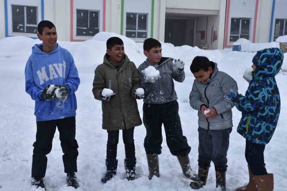 Beyaz Örtüyle Kaplanan Mahallede Poşetlerle Kayarak Eğlendiler