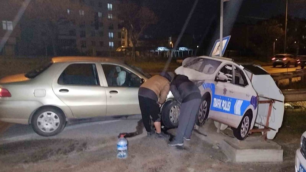 Otomobil Yol Kenarındaki Polis Oto Maketine Çarptı: 2 Yaralı