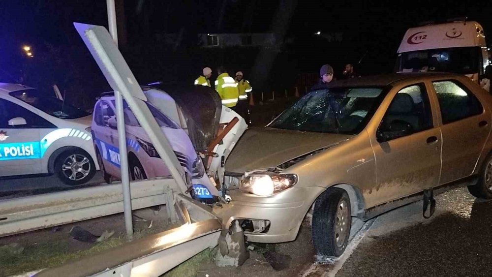 Otomobil Yol Kenarındaki Polis Oto Maketine Çarptı: 2 Yaralı