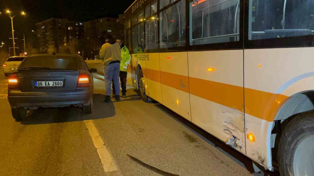 Virajı Alamayan Otomobil Belediye Otobüsüne Çarptı, 1 Kişi Yaralandı