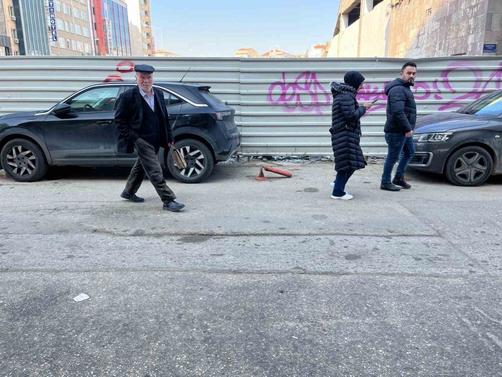 Yol Kenarındaki Dubalar Bilinçsiz Sürücüler Tarafından Tahrip Edildi