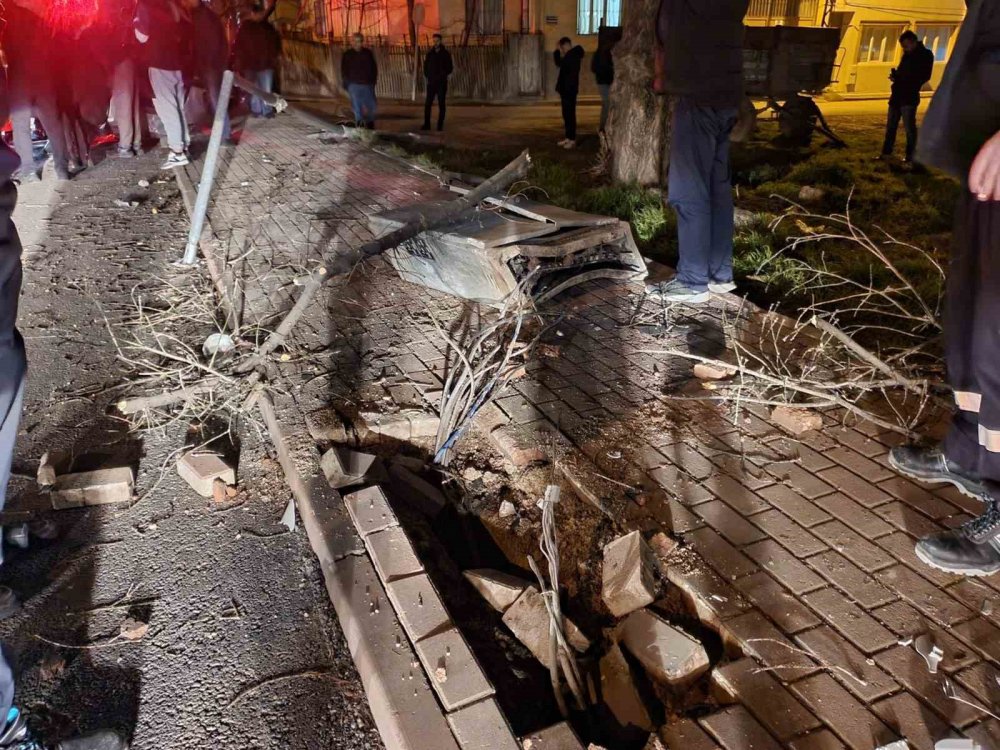 Direksiyon Başında Fenalaştı, Otomobiliyle Direğe Çarpıp Takla Attı