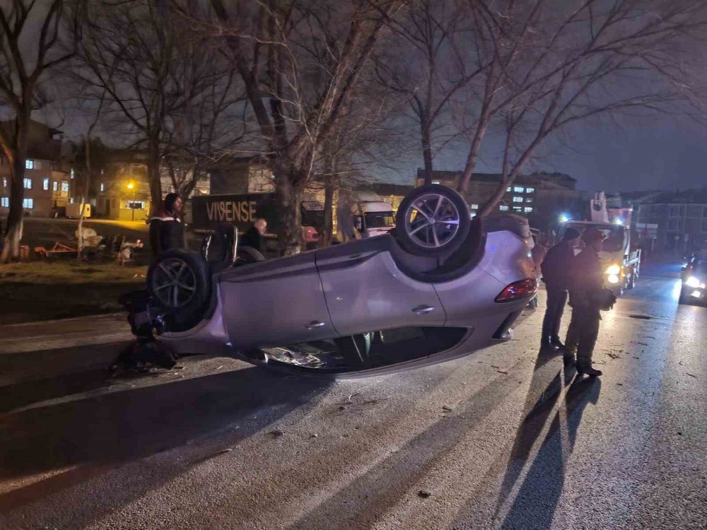 Direksiyon Başında Fenalaştı, Otomobiliyle Direğe Çarpıp Takla Attı