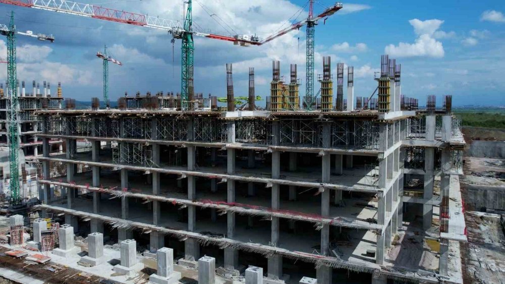 Aylık 60 Bin Liraya Çalıştıracak Usta Bulamayan Kadın Müteahhit İnşaatta Kendi Çalışıyor