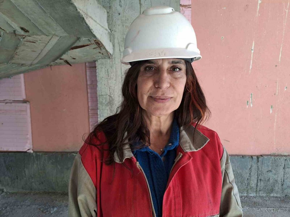 Aylık 60 Bin Liraya Çalıştıracak Usta Bulamayan Kadın Müteahhit İnşaatta Kendi Çalışıyor