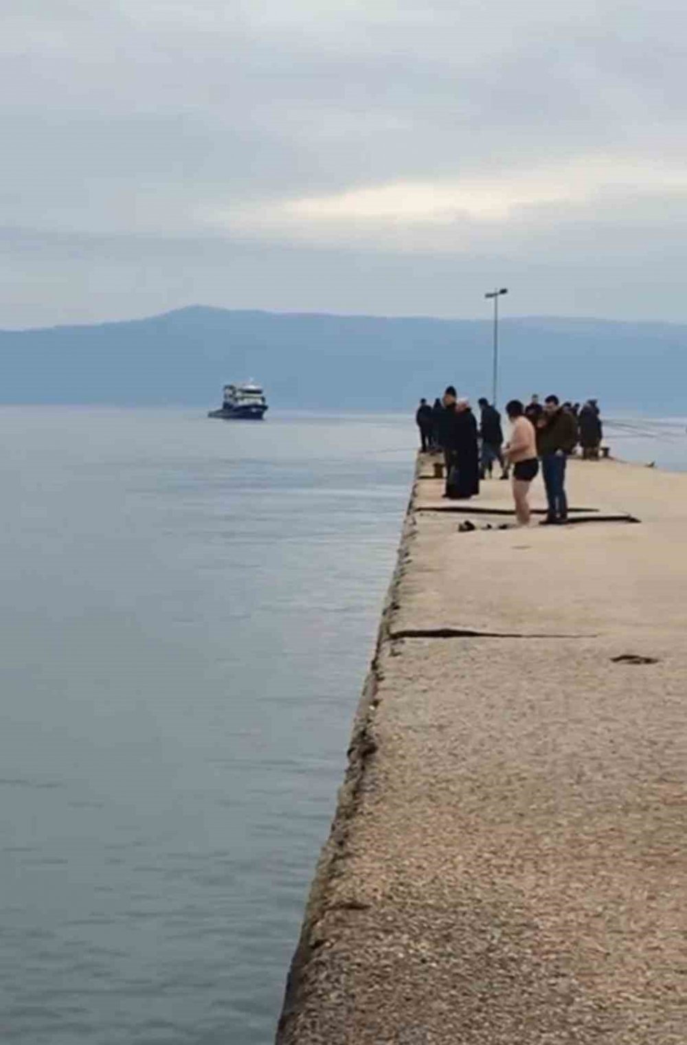 Buzlu Gölette Fotoğraf Çektirirken, Buz Kırılınca Kendini Suda Buldu