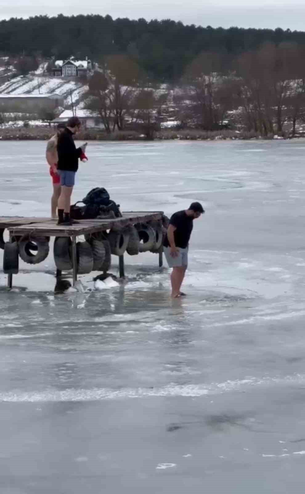 Buzlu Gölette Fotoğraf Çektirirken, Buz Kırılınca Kendini Suda Buldu