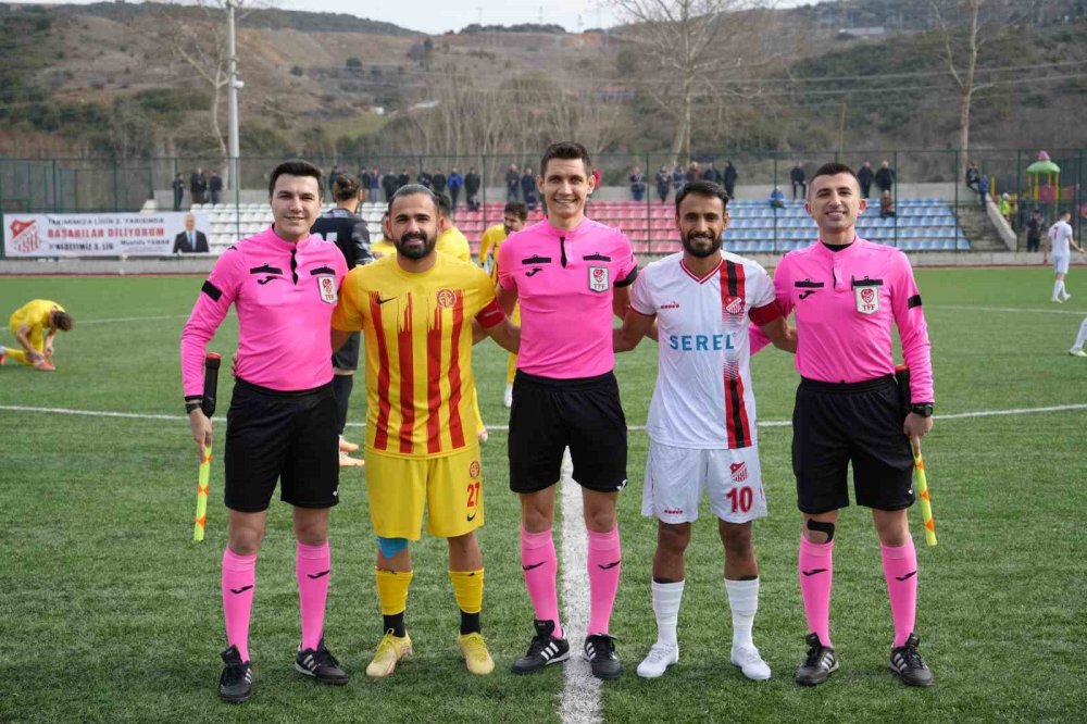 Futbolcular Tribünlere El Hareketi Yaptı, Ortalık Karıştı