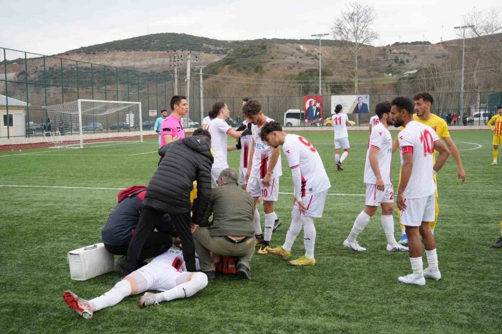 Futbolcular Tribünlere El Hareketi Yaptı, Ortalık Karıştı