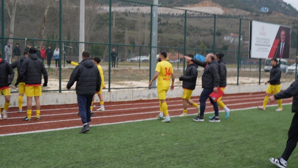 Futbolcular Tribünlere El Hareketi Yaptı, Ortalık Karıştı