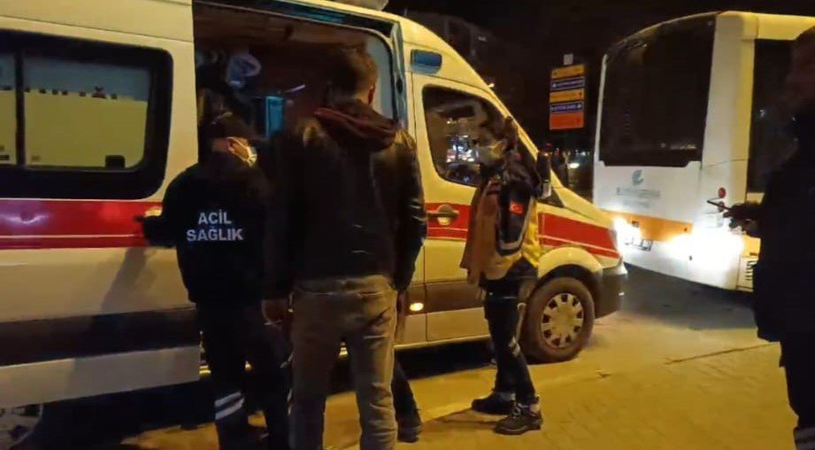 Önce Tramvayda Dilendiler Sonra Sağlık Personeli İle Tartıştılar