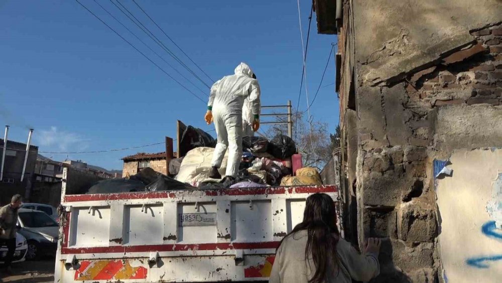 Çöp Evi Boşaltılan Kadın Sinir Krizi Geçirdi, Kendisini Sakinleştirmek İsteyen Polislere Saldırdı