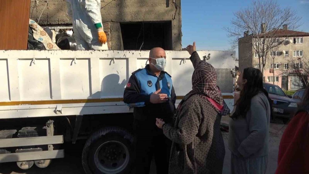 Çöp Evi Boşaltılan Kadın Sinir Krizi Geçirdi, Kendisini Sakinleştirmek İsteyen Polislere Saldırdı