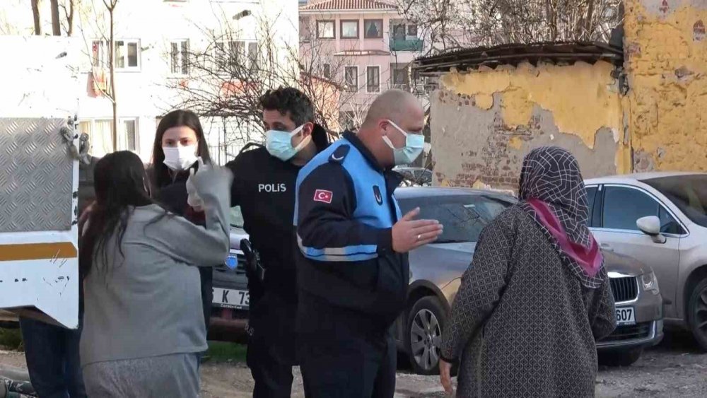 Çöp Evi Boşaltılan Kadın Sinir Krizi Geçirdi, Kendisini Sakinleştirmek İsteyen Polislere Saldırdı