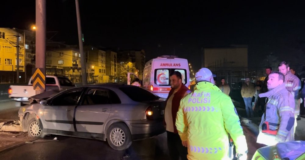 Alkollü Sürücü Yol Ayrımındaki Direğe Çarptı