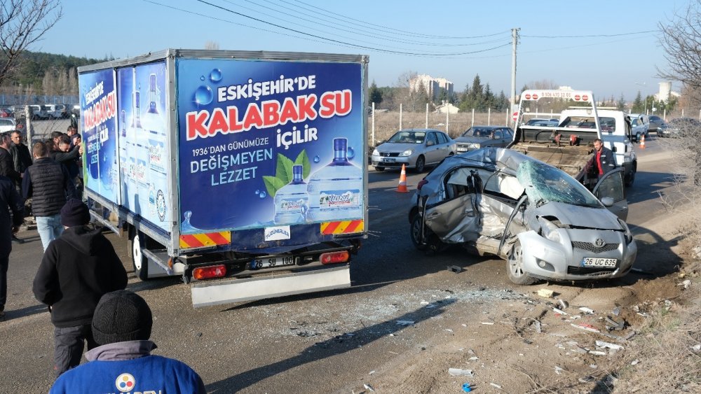 Kontrolden Çıkan Otomobil Kamyonla Çarpıştı: 2’si Ağır 3 Yaralı