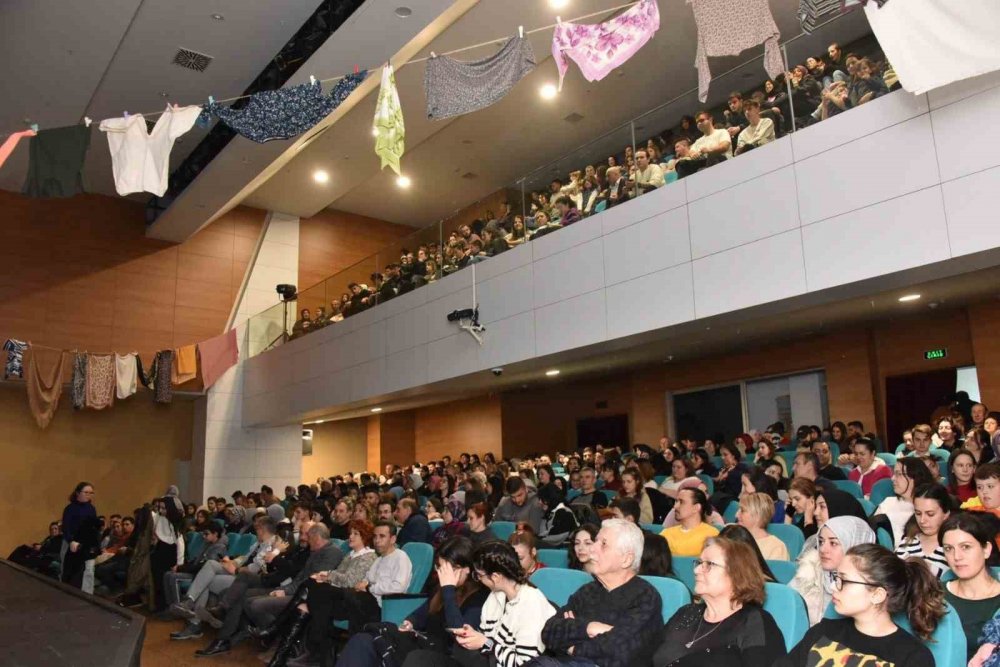 Bozüyük Belediyesi Gençlik Tiyatrosu’nun “Macbeth Abla” Adlı Oyununa Yoğun İlgi