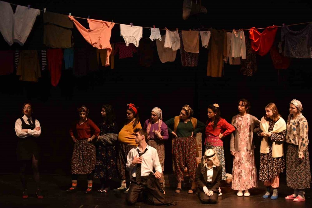 Bozüyük Belediyesi Gençlik Tiyatrosu’nun “Macbeth Abla” Adlı Oyununa Yoğun İlgi