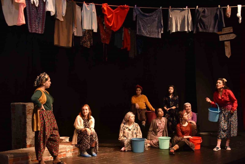 Bozüyük Belediyesi Gençlik Tiyatrosu’nun “Macbeth Abla” Adlı Oyununa Yoğun İlgi