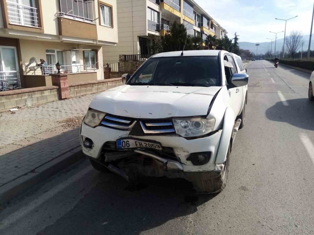 Ehliyet Sınavındaki Kadının Otomobiline Kamyonet Çarptı: 4 Yaralı