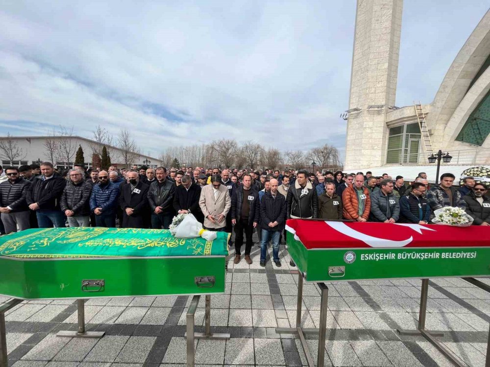 Trafik Kazasında Hayatını Kaybeden Öğretim Üyesi Ve Kızı Son Yolculuğuna Uğurlandı