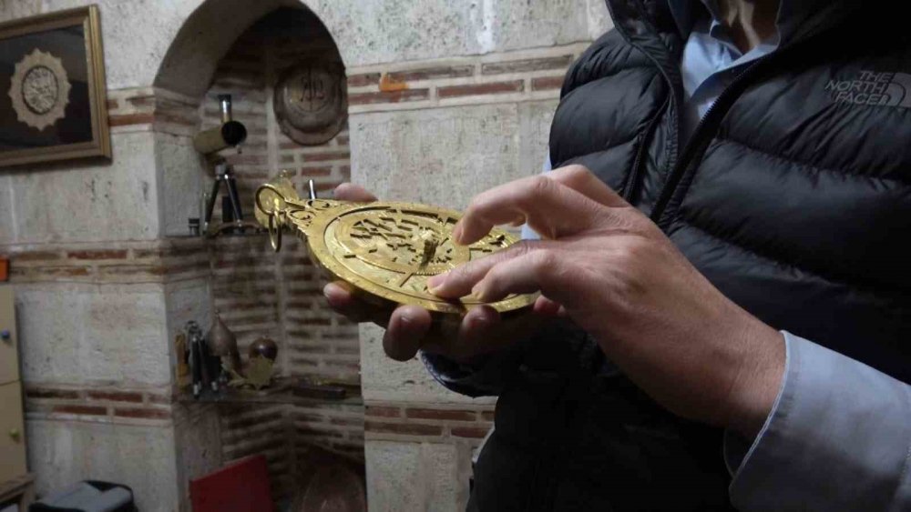Bilim Tarihinin Temelini Oluşturan Usturlabı Yapmak İçin Aylarını Harcıyor