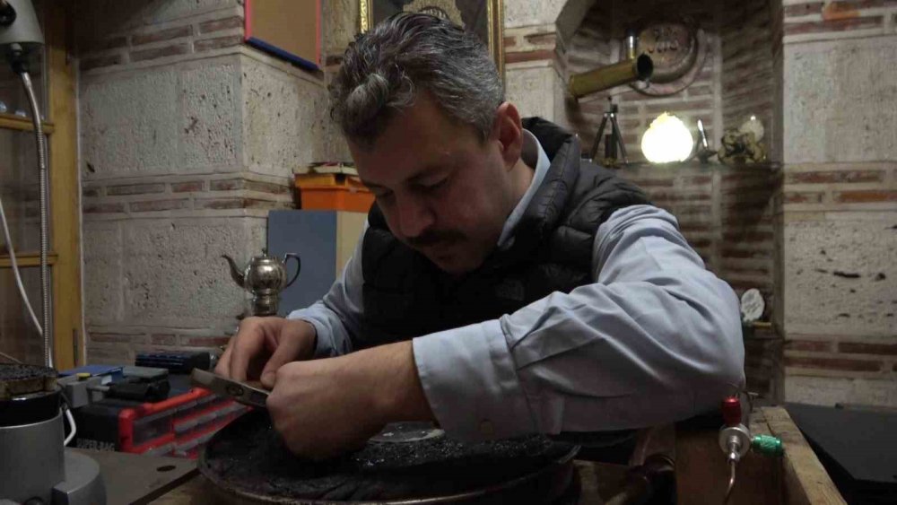 Bilim Tarihinin Temelini Oluşturan Usturlabı Yapmak İçin Aylarını Harcıyor