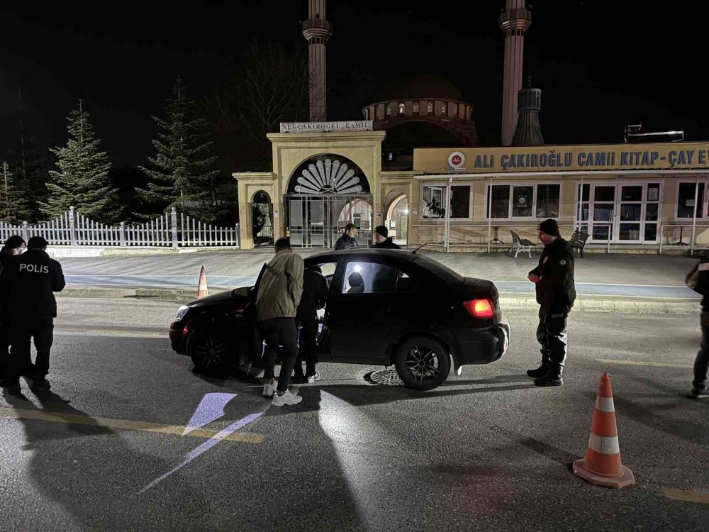 Kampüs Bölgesinde Aranması Bulunan 5 Şahıs Yakalandı